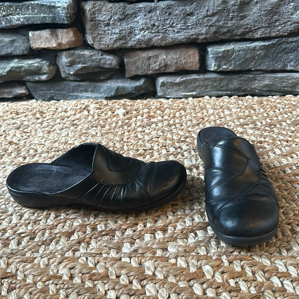 Clarks Artisan Women's Black Leather Slip On Mules size 7